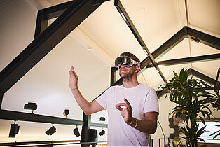 Ein Mann hat eine VR Brille auf
