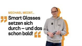 Michael Zgoll hält Smart Glasses in der Hand