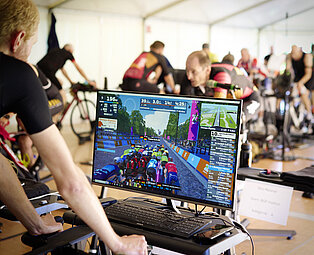 zwift-2025-zgoll-blecherhof-screen-1 Blick auf einen Bildschirm mit Ansicht eine Zwift-Rennens