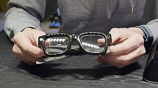 Hände halten die RayBan Meta Display