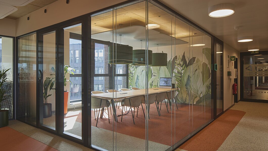 BGF Köln Ein schöner Konferenzraum im BGF durch eine Glaswand betrachtet